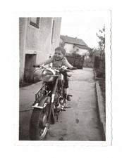 G1685 Graçon enfant sur moto Puch. Allemagne 1964. Photo argentique