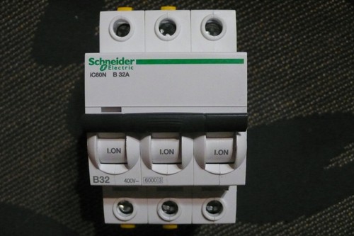 Disjoncteur triphase - disjoncteur, 32