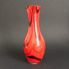 Vase en verre rouge, style