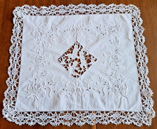 Embroidered putti placemat, lace entourage with spindles - 56 cm x 50 cm