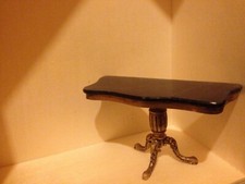 Très belle table miniature