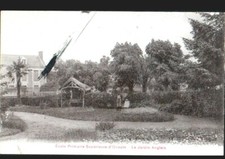 OUNZAIN (41) GARDENER, AVIÈRE in the ENGLISH GARDEN of the PRIMARY SCHOOL circa 1930