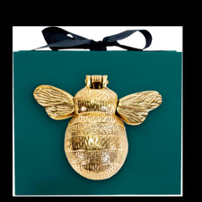 Frappe de porte abeille dans