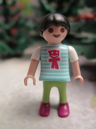 Petite fille brune enfant - petite,