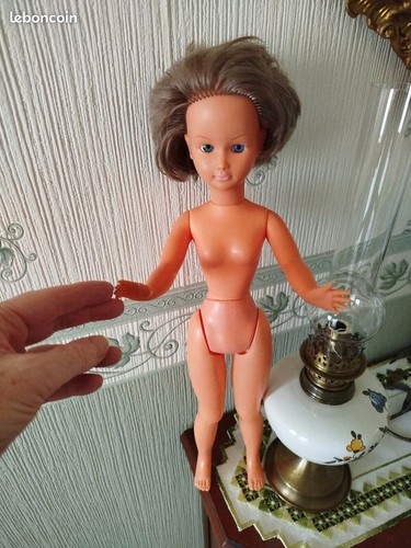 Une poupée mannequin - une,