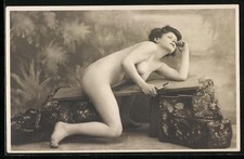 AK Femme Nue S'appuie Sur Une Planche Sur Acte