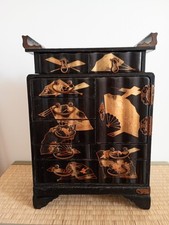 Ancien cabinet en bois laqué