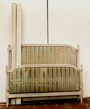 Lit a colonnes cannelées de