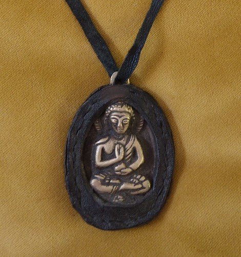 Ancien amulette buddha cuir - buddha, en