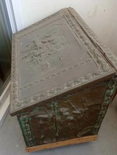  Malle ancienne / bois recouvert de Cuivre