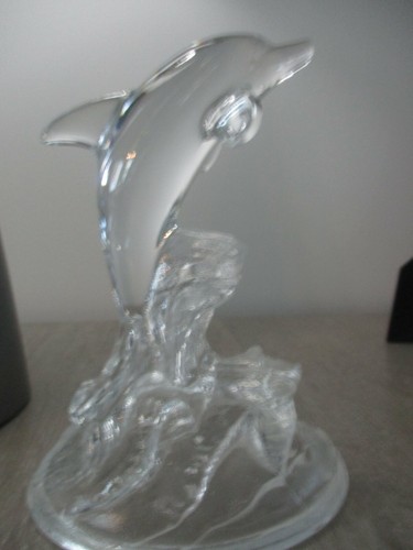 Dauphin cristal sigle - en,
