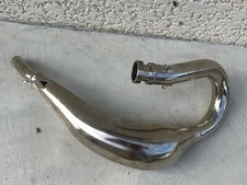 UN POT D ECHAPPEMENT AVEC