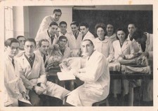OLD PHOTOGRAPH CIRCA 1935 STUDIES MEDICINE ANATOMICAL DISSECTION CURIOSA