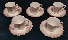 Série de cinq tasses et