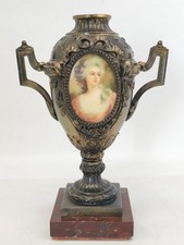 Petit vase ancien en régule