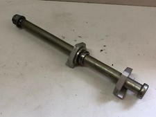 UN AXE DE ROUE ARRIERE