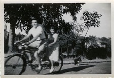 ANTIQUE PHOTO - VINTAGE SNAPSHOT - BIKE TANDEM SPEED BLURRY - BIKE