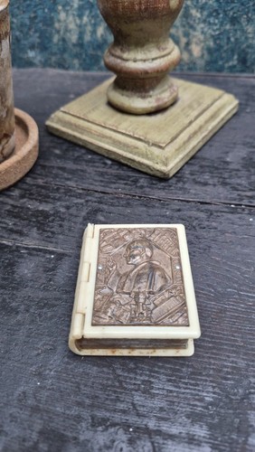 Boîte miniature ancienne