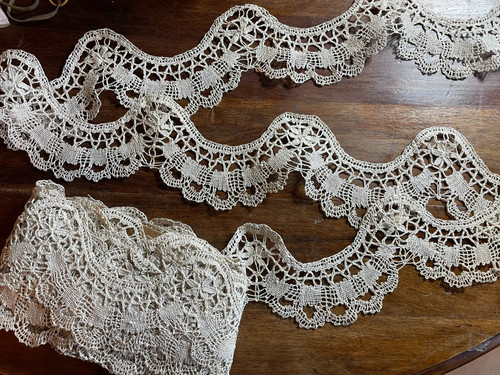 Dentelle ancienne large - ancienne,