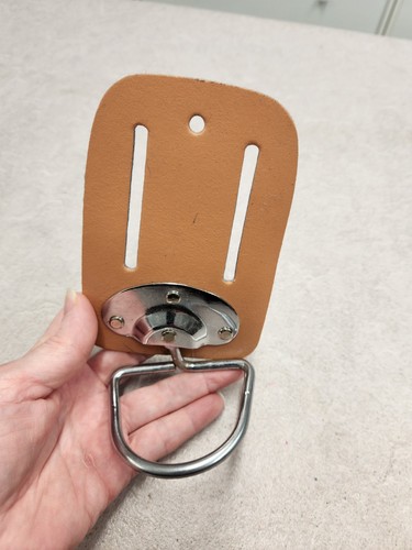 Porte marteau basculant