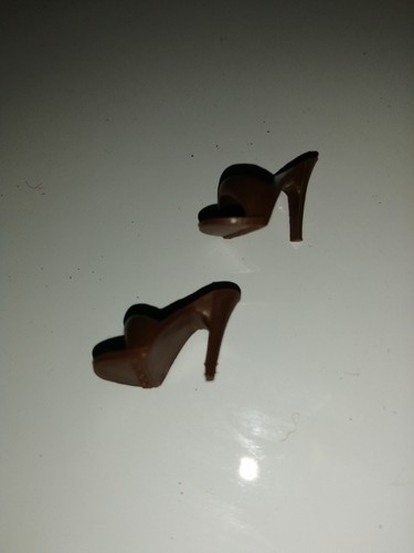 Anciens escarpins marrons pour