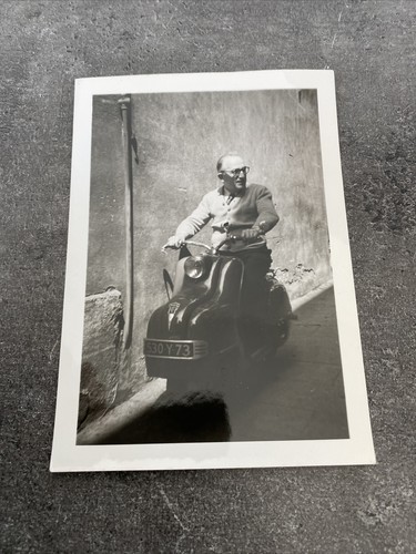 Ancien photo homme sur scooter - photo,
