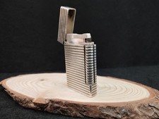 Briquet à gaz S.T Dupont Paris. Plaque argent. Motif linéaire. Numéro...