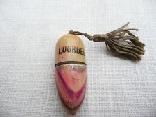 cousette ancienne en métal marquée LOURDES