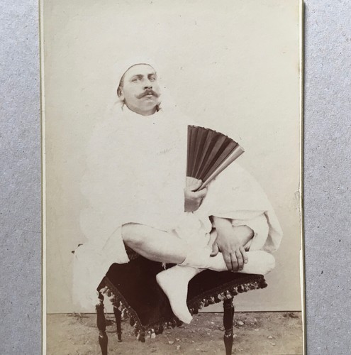 Homme moustachu costume - en,
