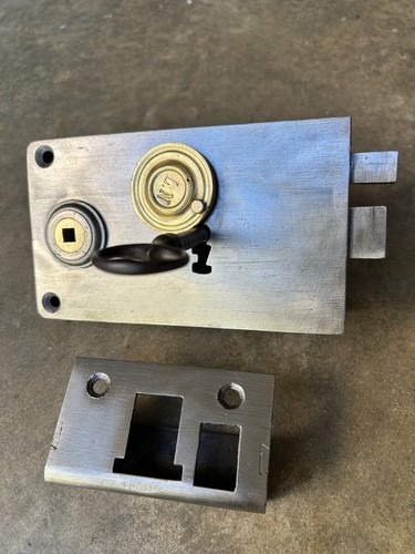 Ancienne serrure porte en - de,