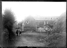 T031b. Ferme, homme landau