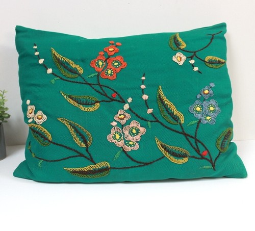 Coussin vert brodé ancien