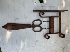 ANCIENNE ENSEIGNE DE DRAPIER EN FER ET BOIS