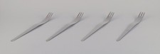Arne Jacobsen pour Georg Jensen. Quatre grandes fourchettes à salade en acier...