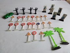SET ROAD SIGNS, FIGURES, CAR