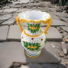 Vase à anses en faïence polychrome à décor floral signé Volpi Deruta XXème