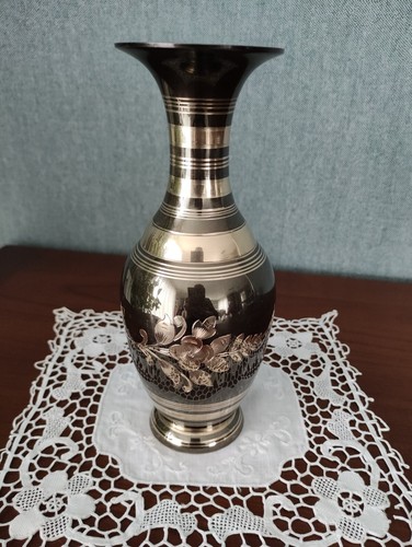 Vase laiton finement decore - finement,