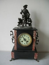 Ancienne pendule horloge mécanique en marbre avec régule gentilhomme chasseur