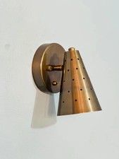 Applique murale moderne en laiton du milieu du siècle - luminaire à cône cade...