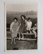 Femmes, famille, assis cloture