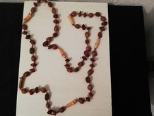 collier ancien vintage en noyaux  ruche et bambou vernis 