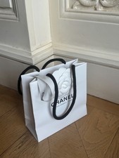 petit sac Chanel en carton