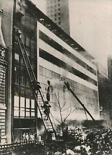 U S A 1958 - Large Scale Fire Firefighters Museum of Modern Art New York-PR 399