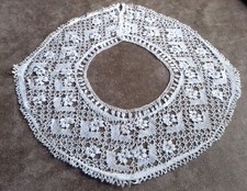 Col ancien en dentelle aux