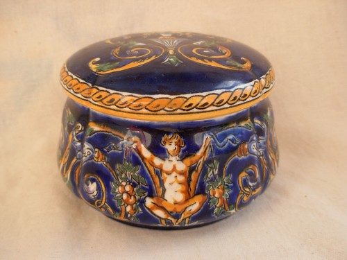 Bonbonniere faience de - en,