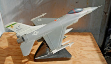 F-16 Fighting Falcon 1/32 USAF TBétat avec armement complet en bois sur socle