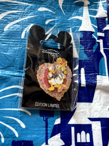 Disney pin trading daisy - disney,