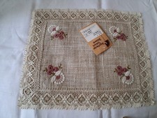 NAPPERON brodé 42 cm x 33 cm avec dentelle