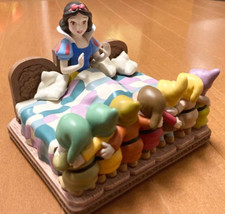 Disney Store Snow white Seven Dwarfs Figure Ornament Bed Rare NM