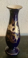 Vase en porcelaine bleue cobalt orné de lys dorés